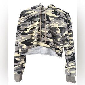 CAMO CROPPED HOODIE. SIZE X-SMALL. GREEN & GRAY.